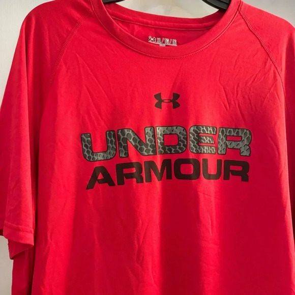 Under Armour Loose Red Short Sleeve Tee Shirt - Picture 2 of 6